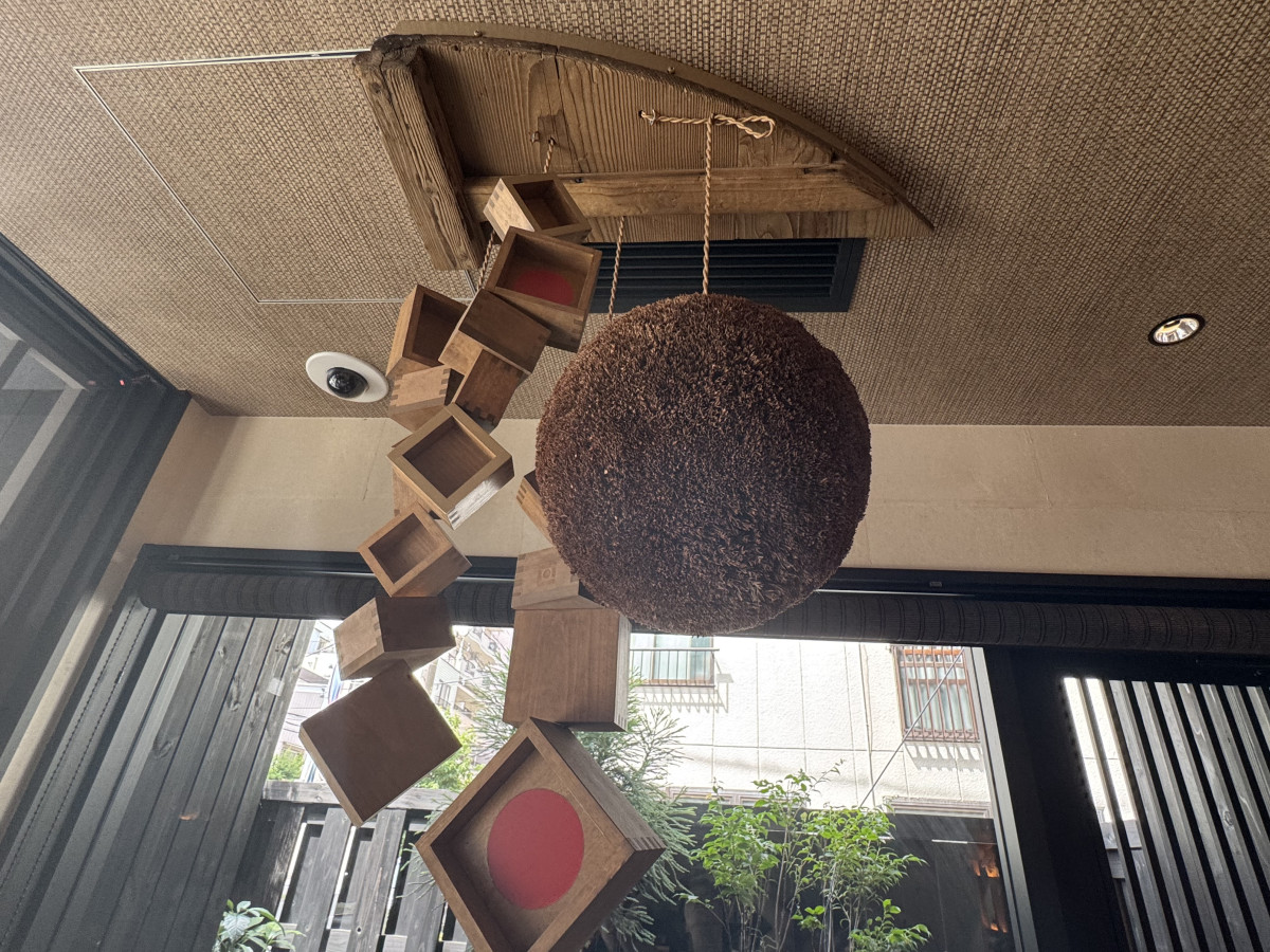 杉玉と升の装飾が出迎えてくれる